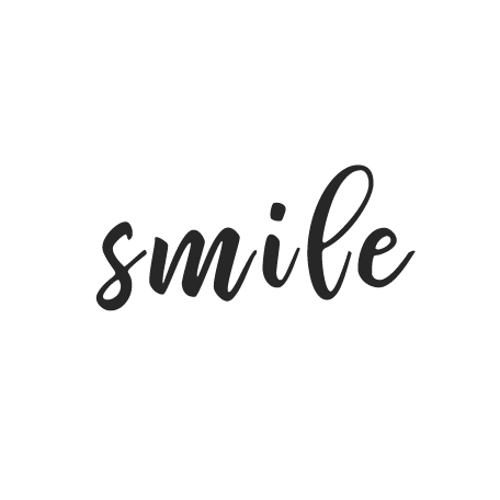 Слова о улыбке на английском. Smile надпись красивым шрифтом. Улыбнись надпись. Улыбка шрифт. Smile надпись белая на фоне.